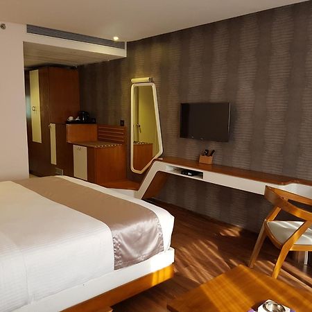 Hotel The Blooms Cochin Kochi Exterior foto