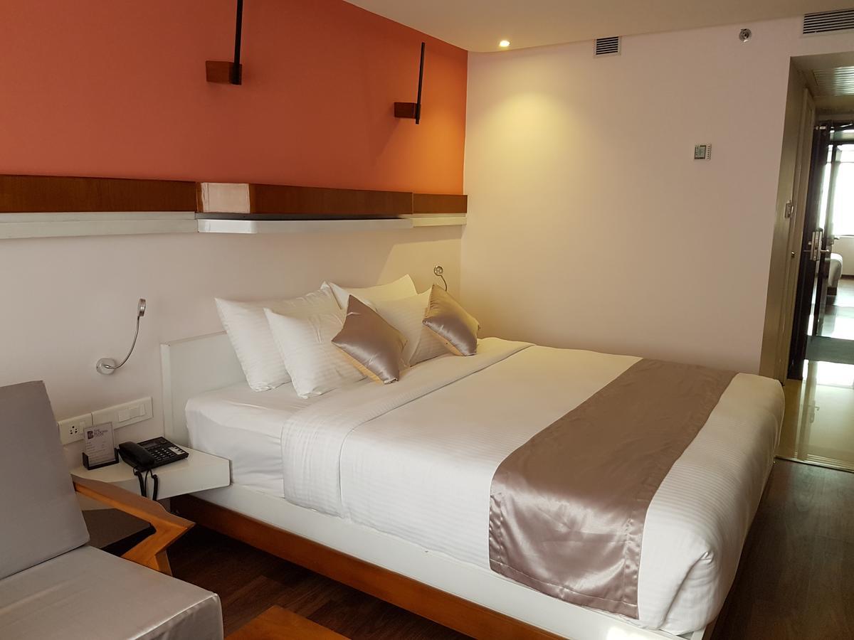 Hotel The Blooms Cochin Kochi Exterior foto
