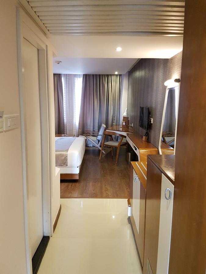 Hotel The Blooms Cochin Kochi Exterior foto