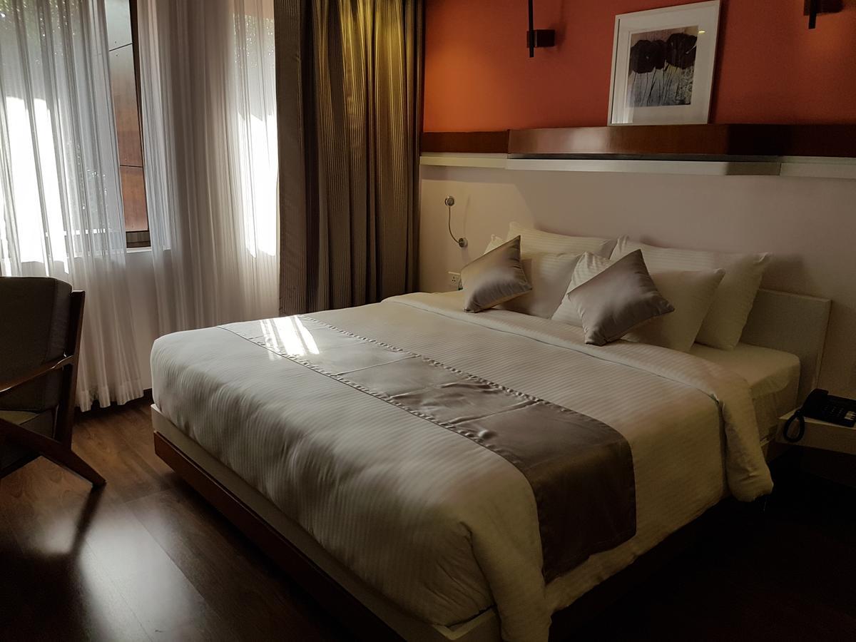 Hotel The Blooms Cochin Kochi Exterior foto